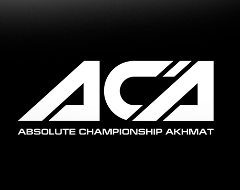 На чёрном фоне изображён логотип «ACA» (Absolute Championship Akhmat) с белыми буквами в современном и минималистичном стиле. Под логотипом текст с полным названием организации